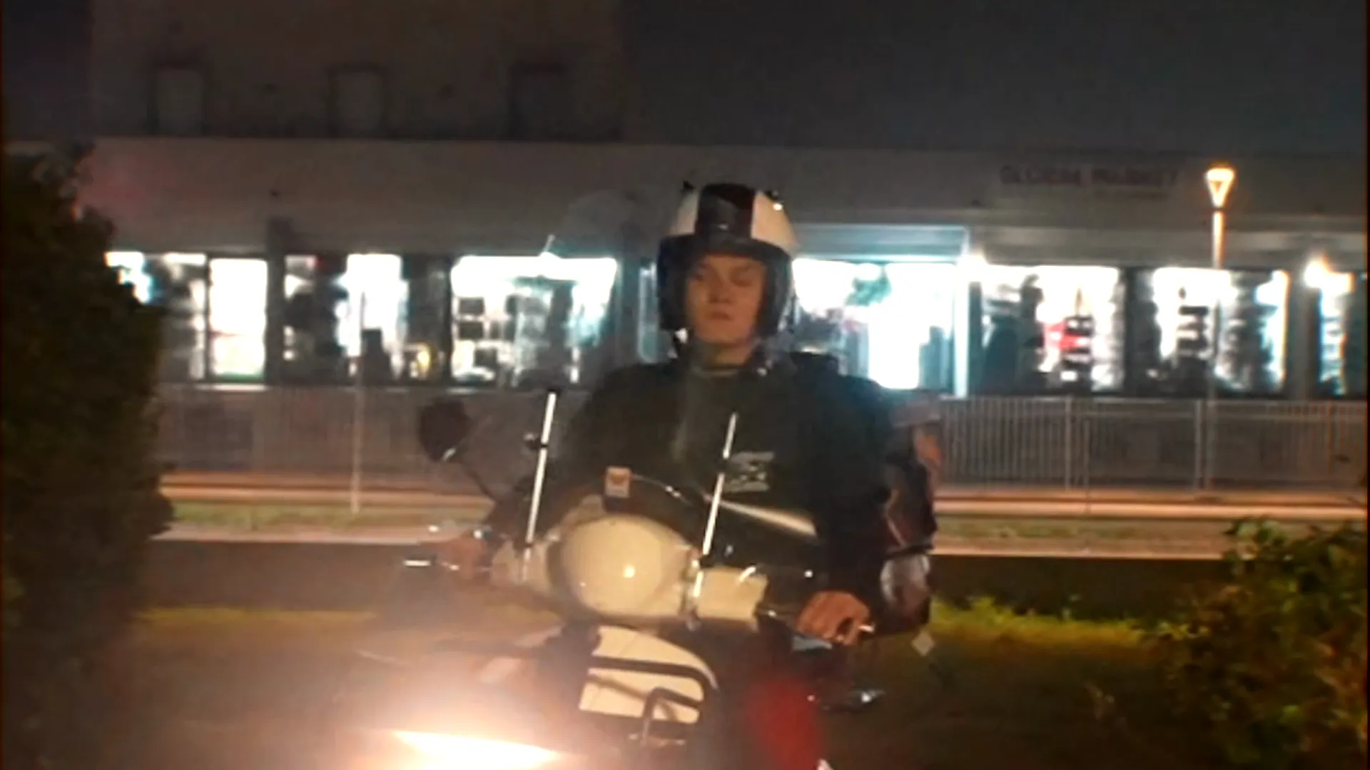 Il rider di Pizza Smile parte in scooter di sera e consegna le pizze alla porta di casa
