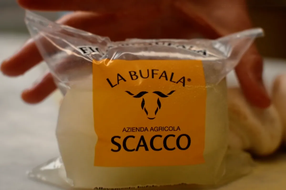 La confezione della mozzarella di bufala dell'Azienda Agricola Scacco
